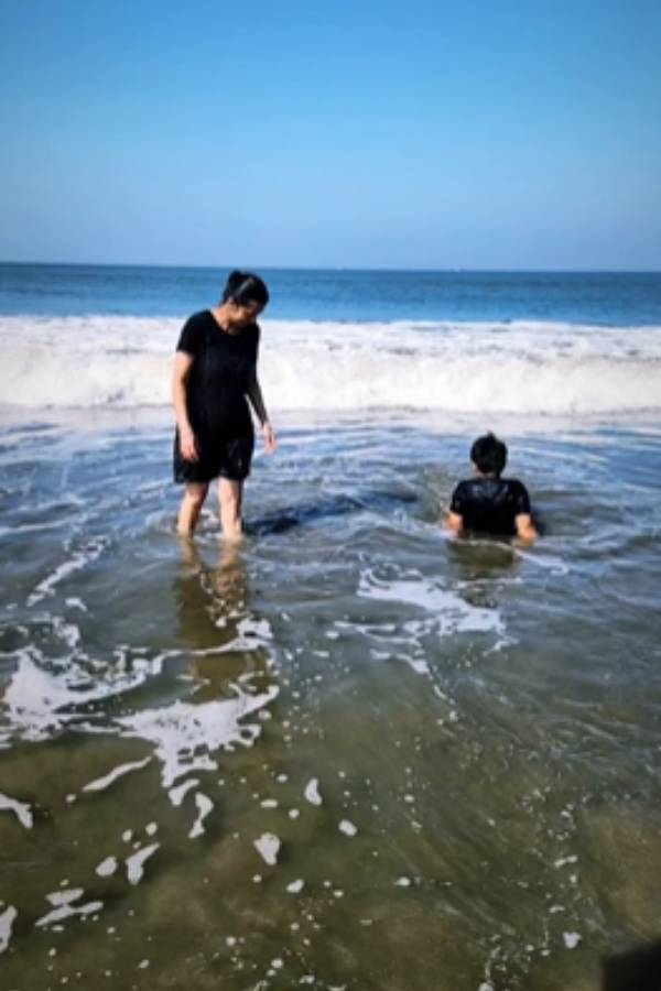 Bhumika Chawla play like a child in Beach with her son photos out now 