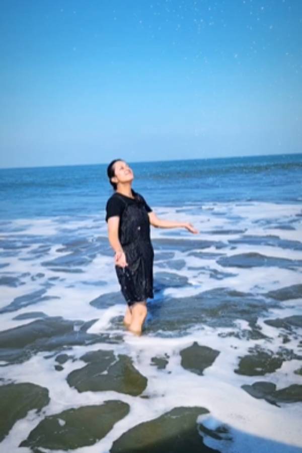 Bhumika Chawla play like a child in Beach with her son photos out now 