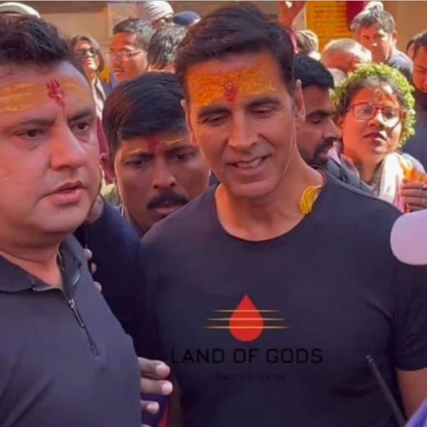 Bollywood actor Akshay kumars cute backbag makes everyone attractive 