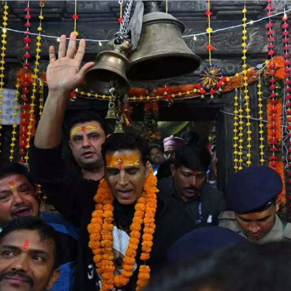 Bollywood actor Akshay kumars cute backbag makes everyone attractive 