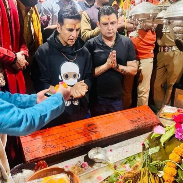 Bollywood actor Akshay kumars cute backbag makes everyone attractive 