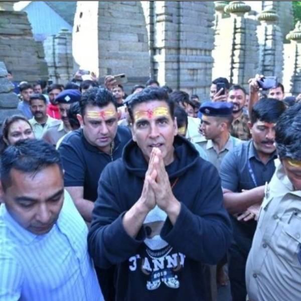 Bollywood actor Akshay kumars cute backbag makes everyone attractive 