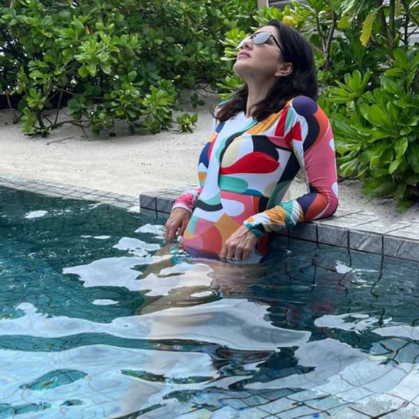 oh my ghost actress sunny leone hot bikini