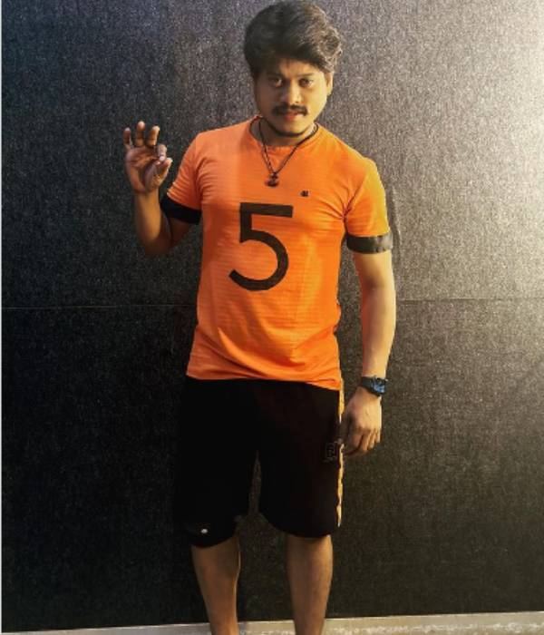 Vijay TV Pugazh asks sorry to Vijay fans for this reason Vijay TV Pugazh asks sorry to Vijay fans for this reason