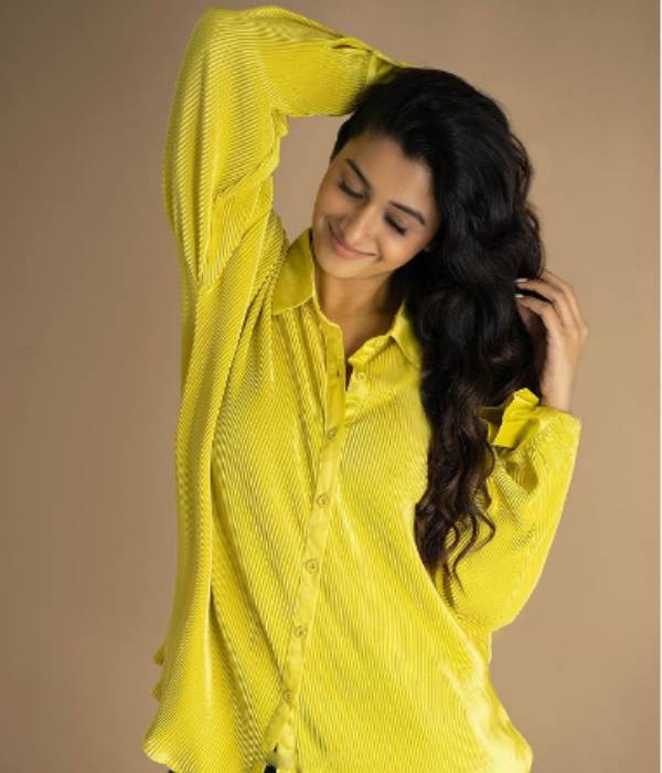 Bommai heroine priya bhavani shankar glamour photoshoot