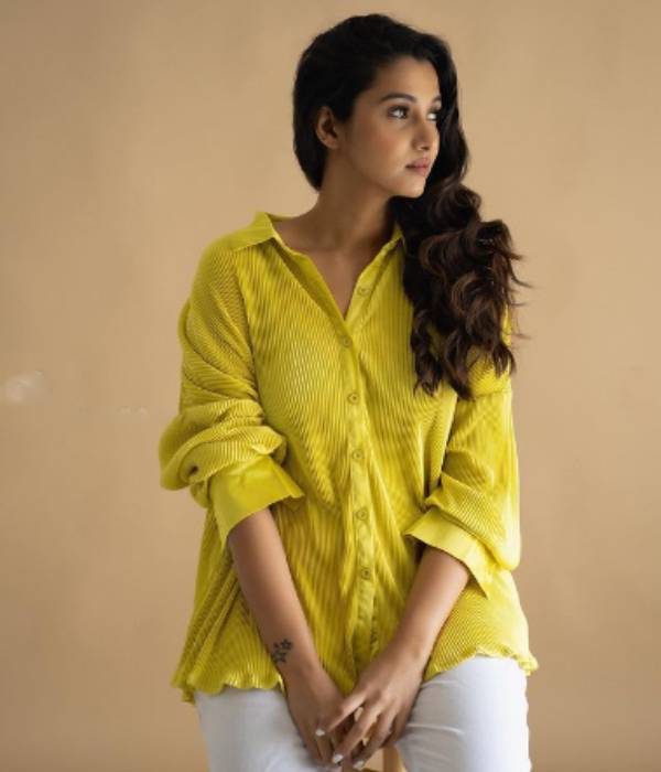 Bommai heroine priya bhavani shankar glamour photoshoot