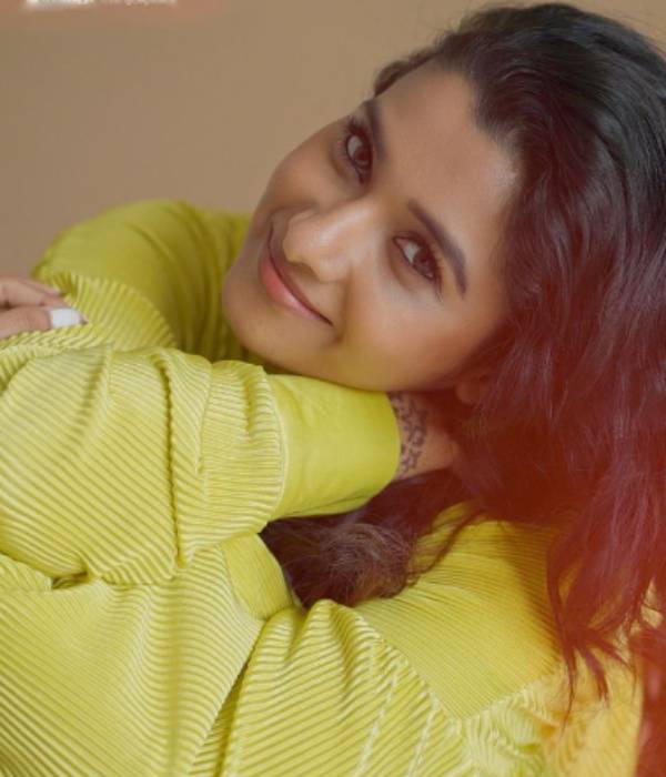 Bommai heroine priya bhavani shankar glamour photoshoot