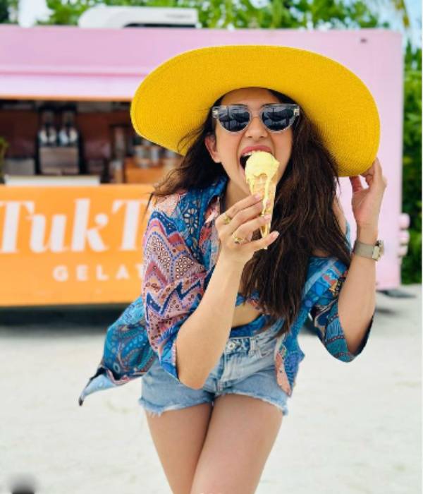 Rakul Preet Singh screaming for Ice Cream photos makes fans drool 