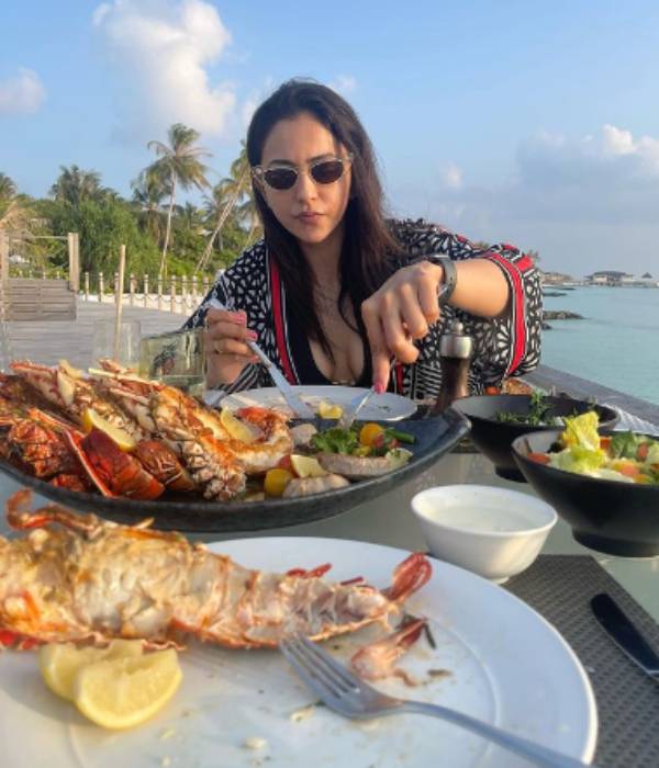 Rakul Preet Singh screaming for Ice Cream photos makes fans drool 