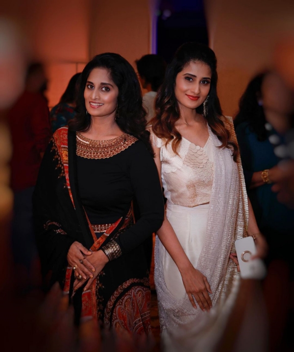 Shalini Ajith Shared a picture with her sister Shamlee