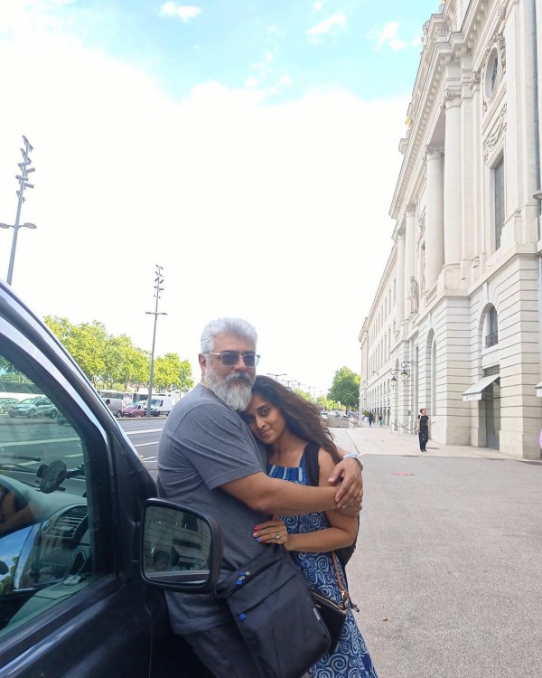 Shalini Ajith Shared a picture with her sister Shamlee