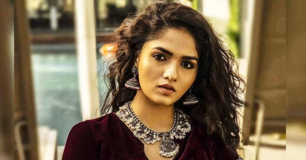 Regina Review in Tamil: Sunaina starrer movie disappoints fans in many places Regina Review in Tamil: Sunaina starrer movie disappoints fans in many places