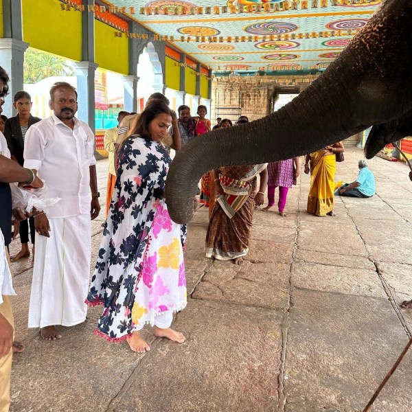 Director Aishwarya rajini visits Thirukadaiyur for getting blessings