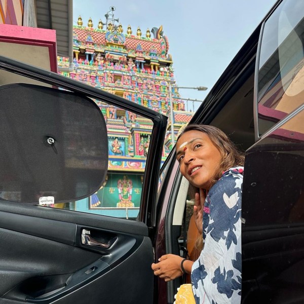 Director Aishwarya rajini visits Thirukadaiyur for getting blessings