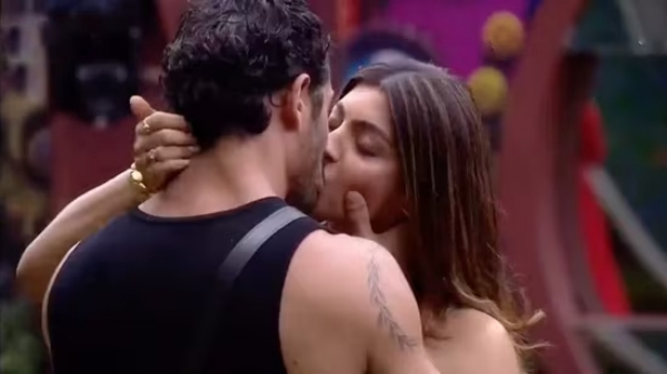 Bigg Boss OTT: Akansha Puri lip lock with muslim youth stirs Love Jihad controversy 