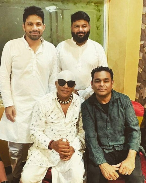  AR Rahman: Drums Sivamani, Thaman, Singer Karthik taking a photo with AR Rahman 