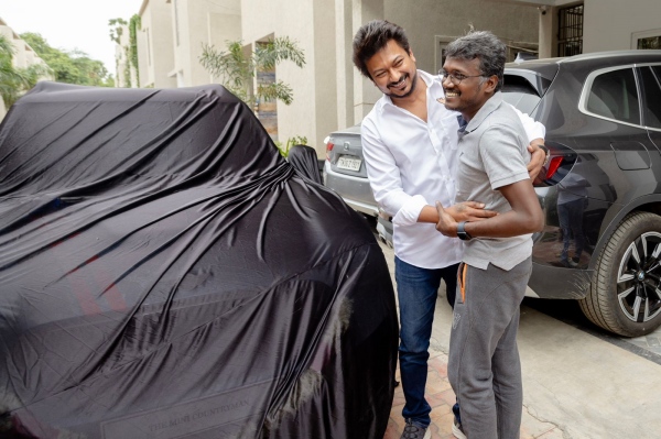 udhayanidhi stalin gifted a car worth rs 57 lakh to maamannan director mari selvaraj