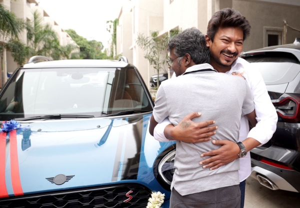 udhayanidhi stalin gifted a car worth rs 57 lakh to maamannan director mari selvaraj