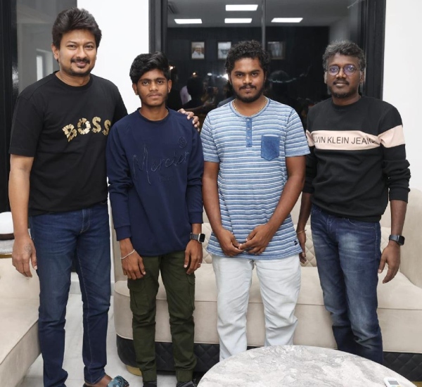Udhayanidhi Stalin gifts laptop for Maamannan junior artist Suriya Udhayanidhi Stalin gifts laptop for Maamannan junior artist Suriya