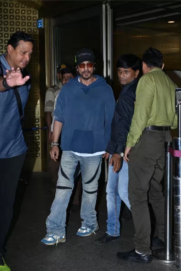 The price details of the blue hoodie t-shirt that Shah Rukh Khan The price details of the blue hoodie t-shirt that Shah Rukh Khan