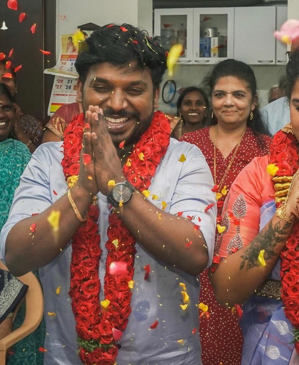 Kalakapovathu yaar Vijay television fame Nanjil Vijayan got engaged