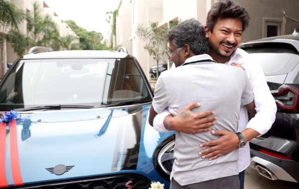 Udhayanidhi Stalin gifts laptop for Maamannan junior artist Suriya Udhayanidhi Stalin gifts laptop for Maamannan junior artist Suriya