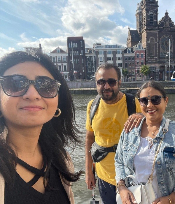 Saranya Ponvannan shares her Amsterdam tour photos and she looking good in Jeans pant 