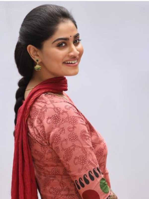 Shivani Narayanans latest Raati reels video grabs youngsters attention