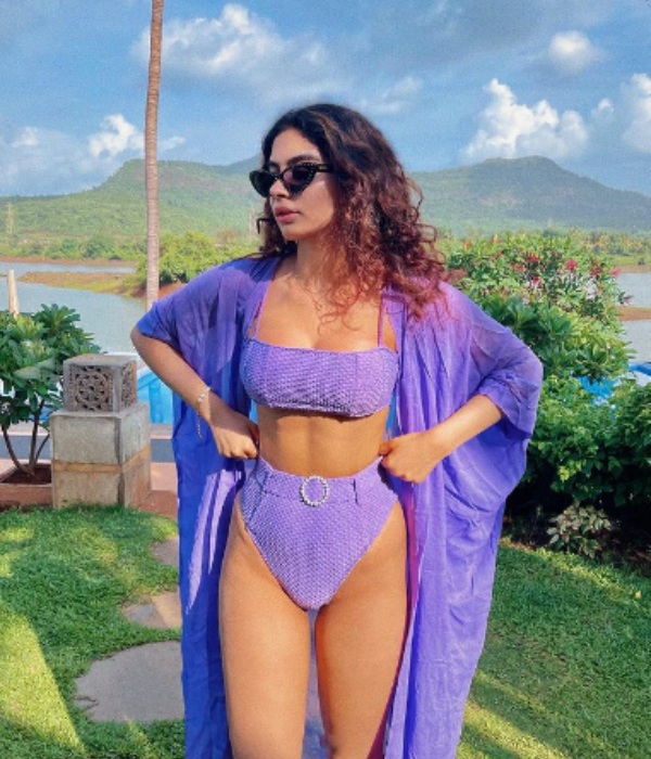 Jhanvi Kapoor sister Khushi Kapoor latest bikini photos storms internet 