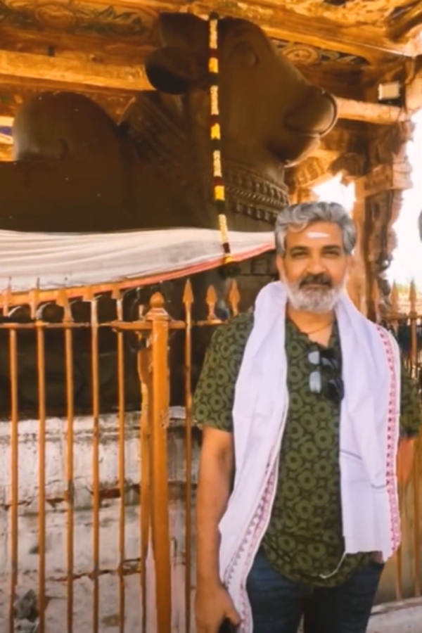 Photos of director Rajamouli visiting temples in Tamil Nadu with his family have trended 