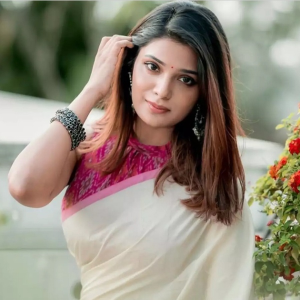 Actress Aathmika complaint against Apple phone company 