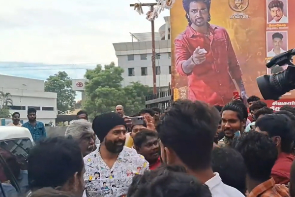 Actor Sivakarthikeyan Joined with his fans for Maaveeran FDFS