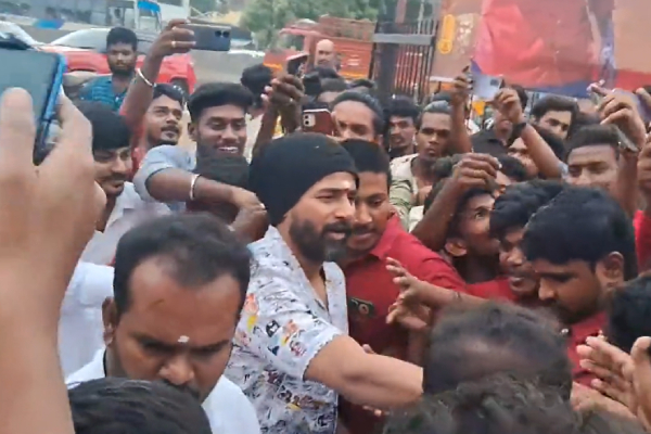 Actor Sivakarthikeyan Joined with his fans for Maaveeran FDFS