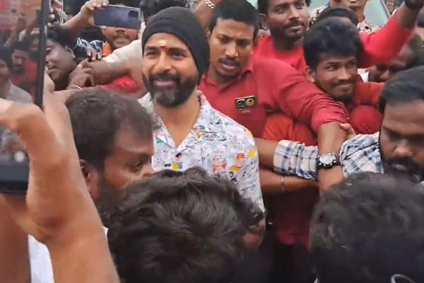 Actor Sivakarthikeyan Joined with his fans for Maaveeran FDFS