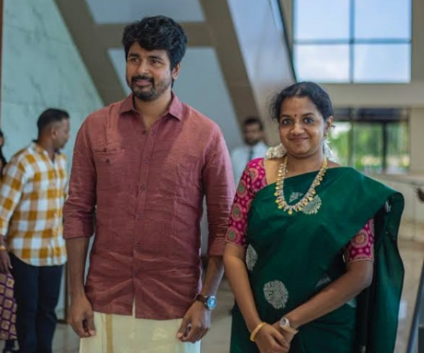 Sangeetha Vijay and Sivakarthikeyans wife Aarthi meets at theater Sangeetha Vijay and Sivakarthikeyans wife Aarthi meets at theater