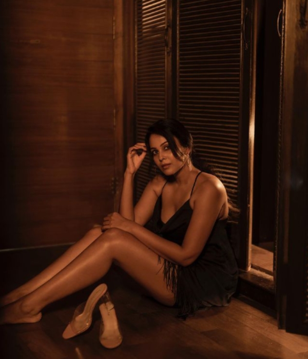 actress Chandini Tamilarasan Glamour pics trending on social media 