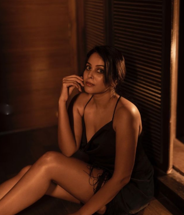 actress Chandini Tamilarasan Glamour pics trending on social media 