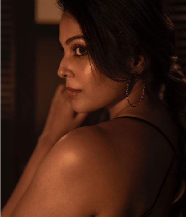 actress Chandini Tamilarasan Glamour pics trending on social media 