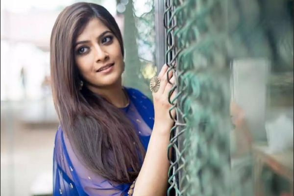 Actress Varalaxmi Sarathkumar expressed gratitude on finishing 50 movies Actress Varalaxmi Sarathkumar expressed gratitude on finishing 50 movies