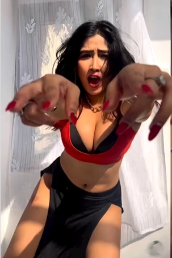Gujarati hot actress Sofia Ansari grooves for Jailer Kaavaala song 