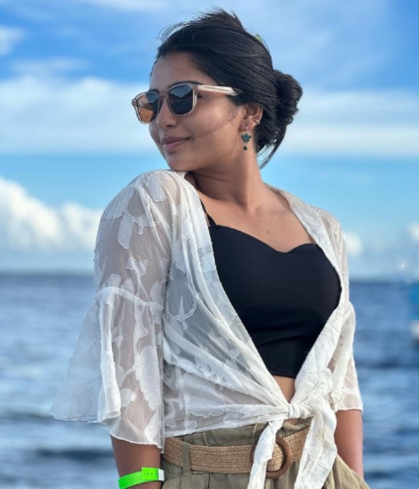 96 fame Gouri Kishan puts a rib tattoo under her chest shocks fans