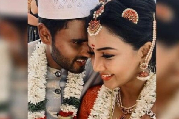 Actress Pavanis cute photos in Black and white costume gets more likes in Instagram