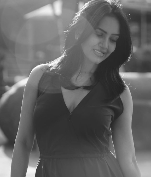 Actress Pavanis cute photos in Black and white costume gets more likes in Instagram