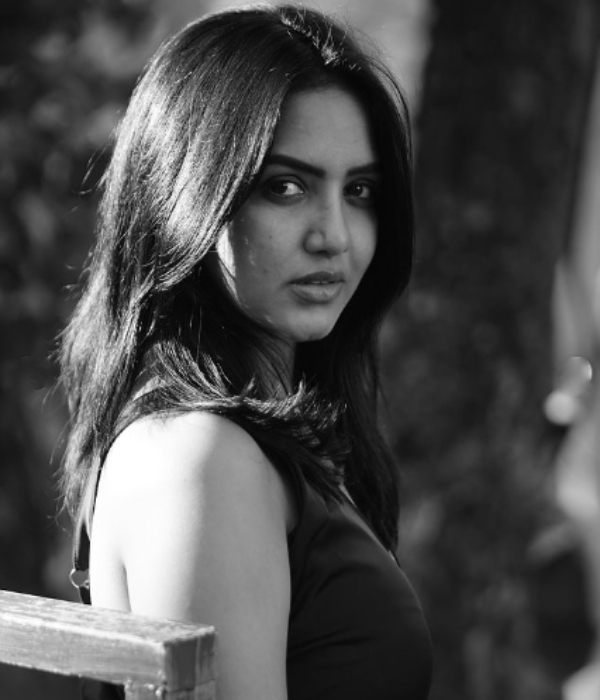 Actress Pavanis cute photos in Black and white costume gets more likes in Instagram