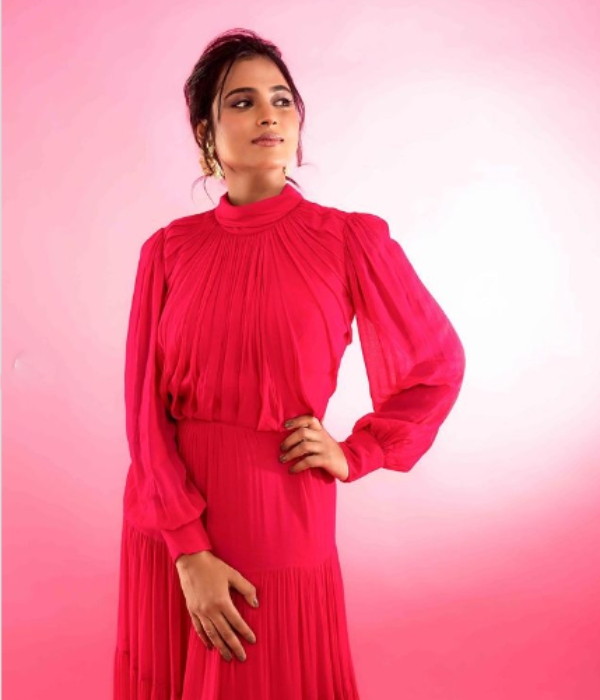 Nanpakal nerathu mayakkam actress ramya pandian Pink dress photoshoot Nanpakal nerathu mayakkam actress ramya pandian Pink dress photoshoot