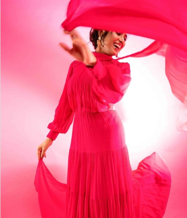 Nanpakal nerathu mayakkam actress ramya pandian Pink dress photoshoot Nanpakal nerathu mayakkam actress ramya pandian Pink dress photoshoot