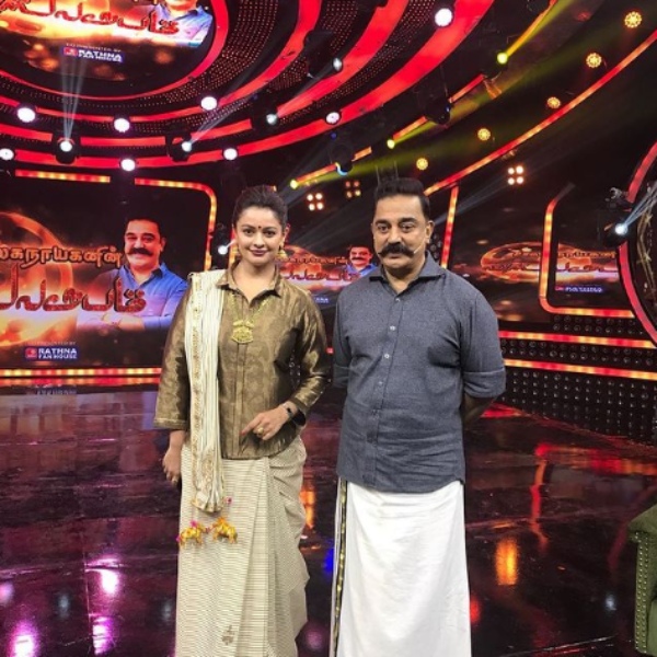 Vishwaroopam actress Pooja Kumar playing in swimming pool with her daughter video trending