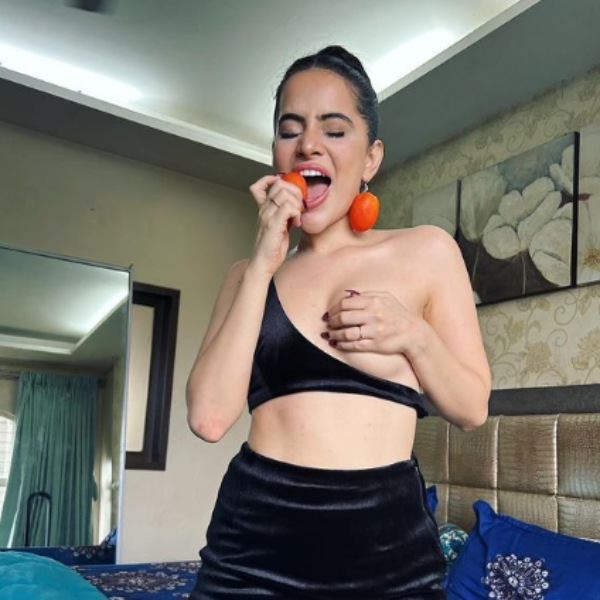 Urfi Javed use tomatoes as earings and teases Suniel Shetty 
