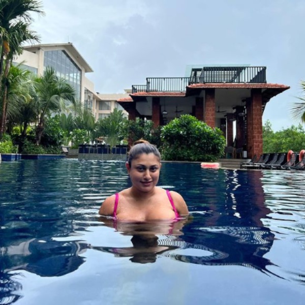  Unnai thedi movie heroine malavika glamour photos trending on social media