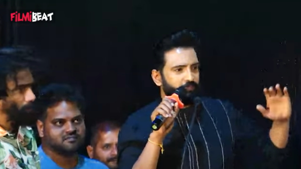 Santhanam trolls Bayilvan Ranganathan at DD Returns stage video trending 